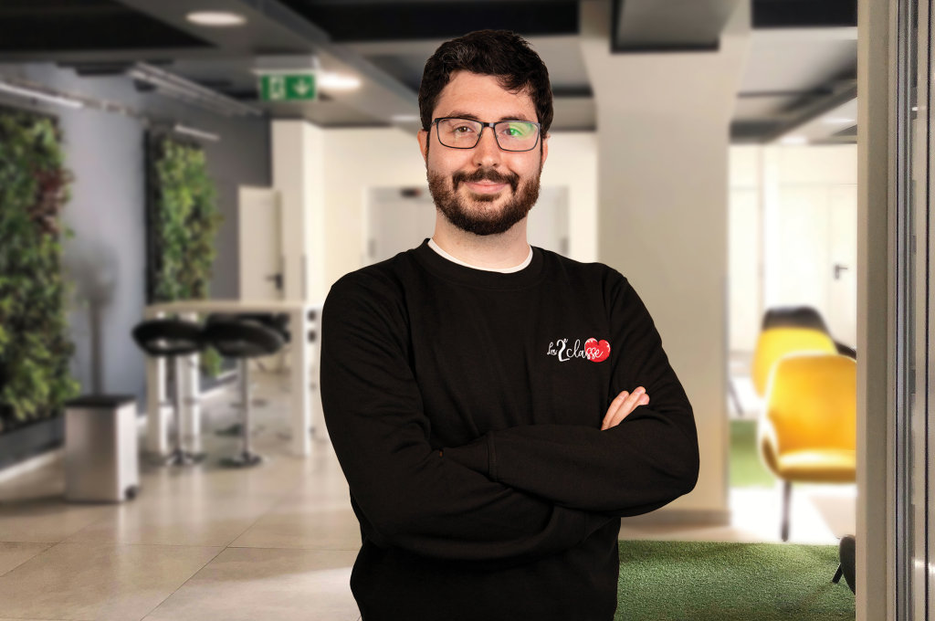 Jeune pofessionnel souriant dans un bureau