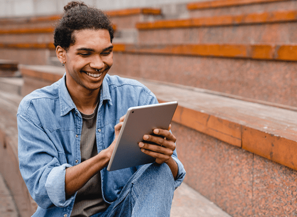 Un élève qui suit un cours en ligne en anglais avec La 2e Classe