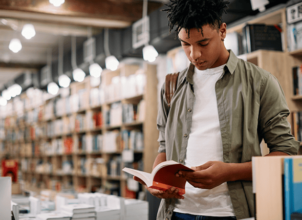 Un élève qui lit un livre