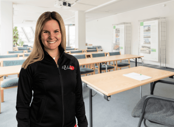 Une enseignante enthousiaste dans une salle de classe à La 2e Classe, inspirant ses élèves avec son dévouement et son engagement envers l'excellence éducative.