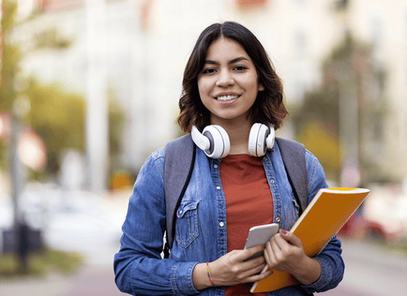 une élève qui fait du tutorat à La 2e Classe durant l'été
