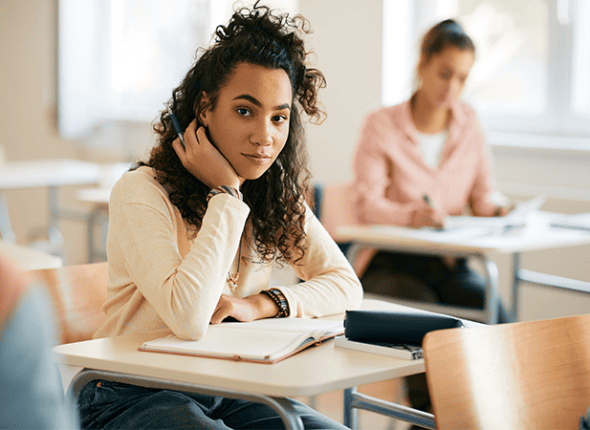 Une jeune fille dans une classe