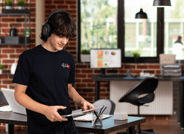 Un adolescent concentré regarde son iPad, engagé dans une leçon interactive proposée par La 2e Classe. Cette image illustre comment nos technologies éducatives modernes facilitent l'apprentissage personnalisé et captivant pour les jeunes d'aujourd'hui.
