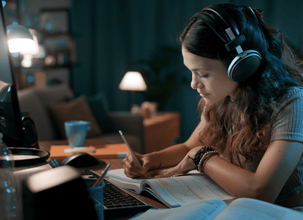Une élève qui suit des cours de groupe en ligne à La 2e Classe