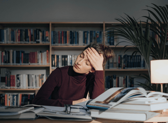 Élève stressée en révision pour le secondaire, illustrant les défis scolaires et le besoin de soutien personnalisé.