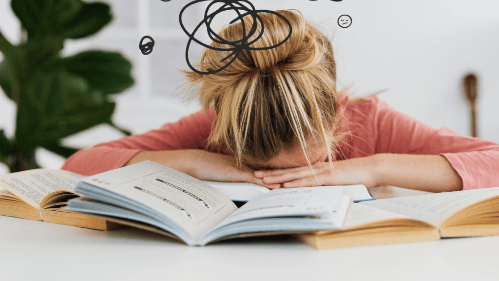 Élève épuisée et stressée devant ses manuels scolaires, symbolisant la surcharge et les difficultés d’apprentissage.