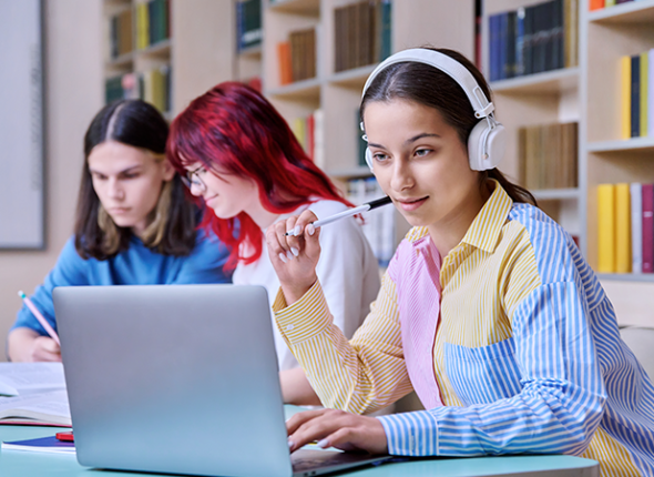 Des élèves qui étudient pour un examen du ministère