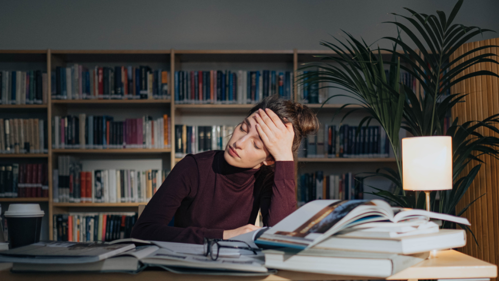 Élève stressée en révision pour le secondaire, illustrant les défis scolaires et le besoin de soutien personnalisé.