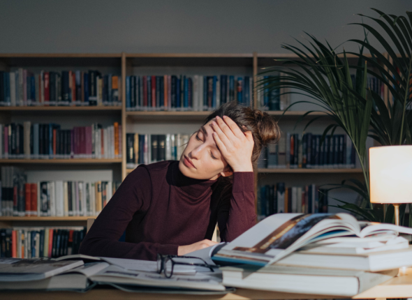 Élève stressée en révision pour le secondaire, illustrant les défis scolaires et le besoin de soutien personnalisé.