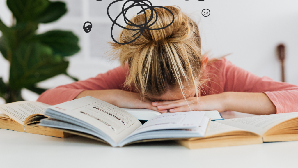 Élève épuisée et stressée devant ses manuels scolaires, symbolisant la surcharge et les difficultés d’apprentissage.