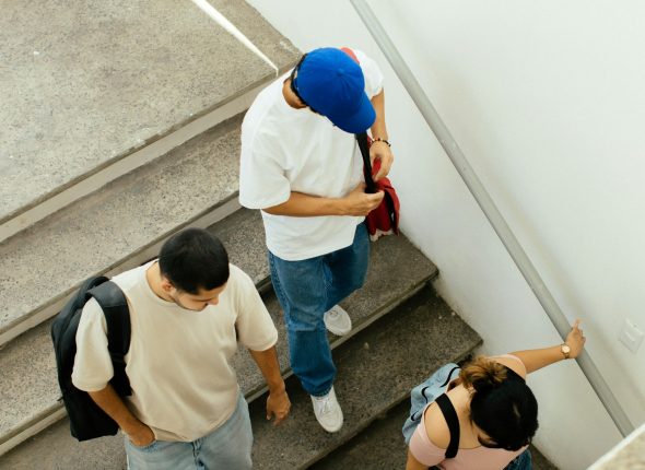 Texte alternatif : Élèves du secondaire se déplaçant dans un escalier d’école avec leur sac à dos entre deux périodes de cours.